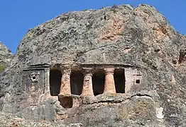 Tumba en la roca de Gerdek, período helenístico, siglo II a. C., Distrito de Çorum, Turquía