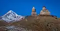 Vista de la iglesia y el monte Kazbek.