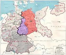  Mapa de las zonas de ocupación aliadas en la Alemania de posguerra, así como la línea de máxima extensión de las posiciones estadounidenses el día de la victoria en Europa. La parte suroccidental de la zona de ocupación soviética, cerca de un tercio de esta zona, estaba al oeste de las posiciones de máxima extensión estadounidense. Destacan la zona soviética (rojo), la frontera interalemana (línea negra) y la parte suroccidental de la zona soviética de la que las tropas estadounidenses se retiraron en julio de 1945 (violeta).