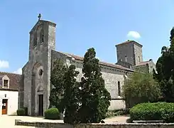 Escorzo de la fachada y la nave