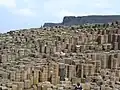 Vista de la calzada y los acantilados basálticos.