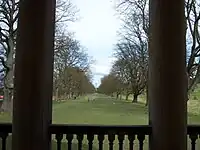 La Columna de la Libertad se puede ver desde el porche de la Capilla Gibside