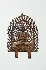 Silla unificada. Una de las diez placas de Buda excavadas en Wolji, Gyeongju. Dos puntales de diferentes longitudes se extienden desde la parte inferior del pedestal, lo que indica que la placa alguna vez estuvo fijada en algo.