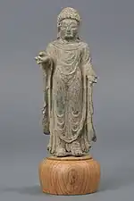 Buda de pie, Silla unificada. Museo de la Universidad de Dongguk, Seúl, Corea del Sur.