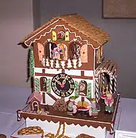 Una casa de pan de jengibre con decoraciones y dulces