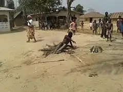 Demostración con cenizas y fuego en aldea gio, Liberia