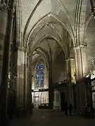 Girola y capillas de la Catedral de León. Obsérvense las vidrieras y rejerías