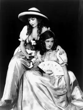 Dorothy y Lillian Gish, foto promocional de su película Las dos huérfanas (1921).