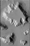 Mesa en el cuadrángulo de Ismenius Lacus, visto por CTX. La mesa tiene varios glaciares erosionándola. Uno de los glaciares se ve con mayor detalle en las siguientes dos imágenes de HiRISE