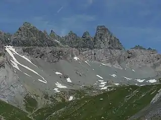 El Tschingelhörner sobre la frontera de los acantilados suizos de Glaris y Graubünden. Este cabalgamiento de Glaris se puede ver como una línea horizontal en los acantilados. Donde la roca superior data del pérmico (270 Ma) y la roca inferior data del eoceno (50 Ma).