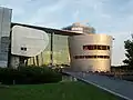 Vista de la entrada de visitantes y la cafetería (a la derecha)