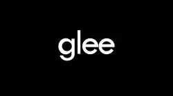 La palabra «Glee» escrita en blanco sobre un fondo negro.