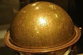 Globo celeste de Isfahan (1144), firmado por Yunus b.al-Husayn al-Asturlabi, de bronce gravado incrustado con plata, expuesto en el Museo de Louvre