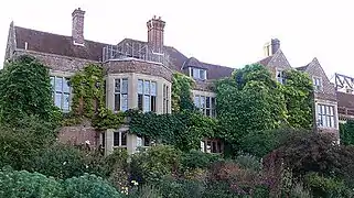 Glyndebourne (1876), East Sussex, Christian hizo grandes modificaciones a la casa, disponiendo grandes ventanales