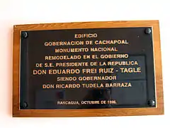 Placa que conmemora la remodelación en 1996.