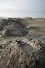 Vista cercana de los volcanes de lodo en la Tierra, la ubicación es Gobustán, Azerbaiyán.