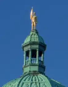 Estatua de George Vancouver de tamaño natural, recubierta de oro, que corona la cúpula