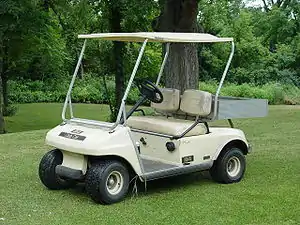 Un carrito de golf común