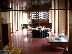 Sala de estar configurada para un pequeño evento.