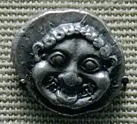 Cabeza de gorgona. Dracma de plata acuñada en Atenas, ca. 520 a. C.