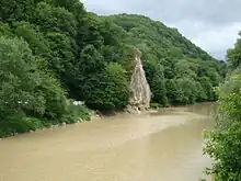 Roca de Petushok en el curso del Psékups.