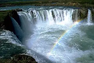 Vista de Goðafoss desde el flanco oriental en verano.