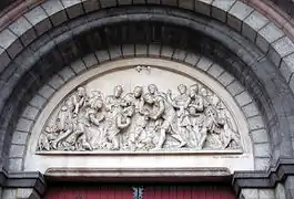 Escena religiosa en un tímpano de la iglesia de San José, Clermont-Ferrand, Francia.