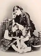 Isidora con sus hijas Adriana y Loreto
