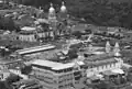 Vista de la iglesia durante la reconstrucción de la fachada.