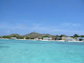 Celeste del cielo, del mar y de las casas de un pueblo del Archipiélago Los Roques (Venezuela)