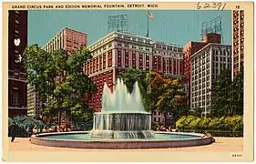 Tarjeta postal que muestra la fuente conmemorativa de Thomas Edison. El Hotel Tuller es visible en el fondo