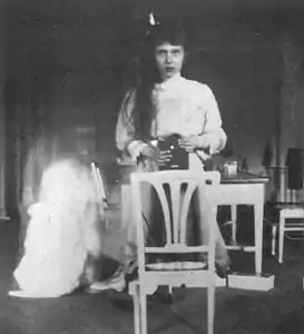 Anastasia Nikoláyevna de Rusia realiza uno de los primeros autorretratos de adolescentes.