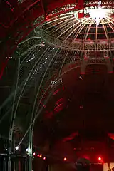 El interior del Gran Palacio de París artísticamente iluminado durante la edición de 2005.