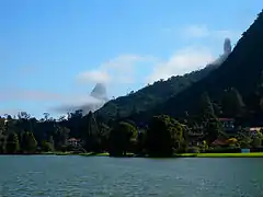 Lago Comary en Teresópolis, con el  Escalavrado y los Dedos de Dios al fondo