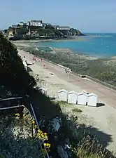 La playa desde el mirador del jardín.