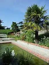 La piscina en el jardín del "Musée Christian Dior".