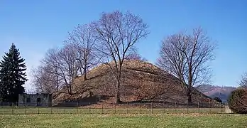 Túmulo Adena o montículo funerario.Montículo Grave Creek en Virginia Occidental, Estados Unidos.