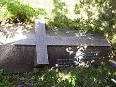 La tumba de Ewan Christian en el cementerio de Hampstead, Fortune Green Road, Londres; su esposa, Annie, quien murió en 1913 a los 99 años, está enterrada con él