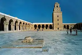 El sahn en la arquitectura religiosa del Magreb: un gran sahn rodeado de arcadas  (riwāq) con columnas gemelas en la Gran Mezquita de Kairouan, Túnez.