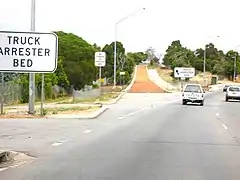 Un arrester cama en Carretera Oriental Grande en Australia Occidental, localizado en el fondo de un cerro antes de una intersección