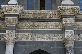 Detalles de la fachada del patio oriental decorada en la Gran Mezquita de Diyarbakir