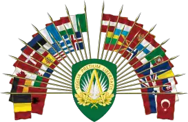 Banderas son los soportes en el escudo de armas de la Cuartel General Supremo de las Potencias Aliadas en Europa .