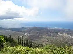 Vista desde lo alto de Green Mountain, mostrando la isla Ascensión y el asentamiento de Dos Barcos en el centro.