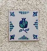 Azulejo imitando la decoración figurativa sencilla en una gama de tonos azul cobalto sobre fondo blanco, típica del azulejo figurativo holandés.