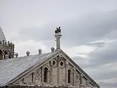 Una copia del grifo de bronce en el tejado de la catedral