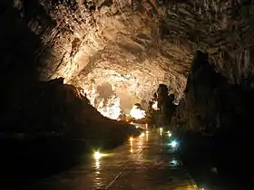 Pasillo en el interior de las grutas