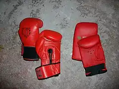 Par de guantes con velcro (izq.) y par de guantillas con resorte (dcha.).