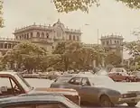 Así lucía el Parque Central cuando se produjo el atentado de la bomba en septiembre de 1980. Nótese la gran cantidad de vehículos estacionados, lo que fue aprovechado por los atacantes para disimular la bomba.