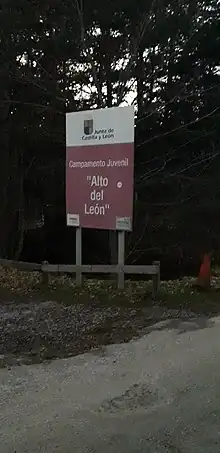 Señal de entrada al Campamento Juvenil Alto del León