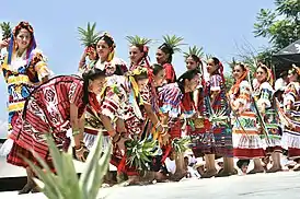 baile flor de piña en la calle